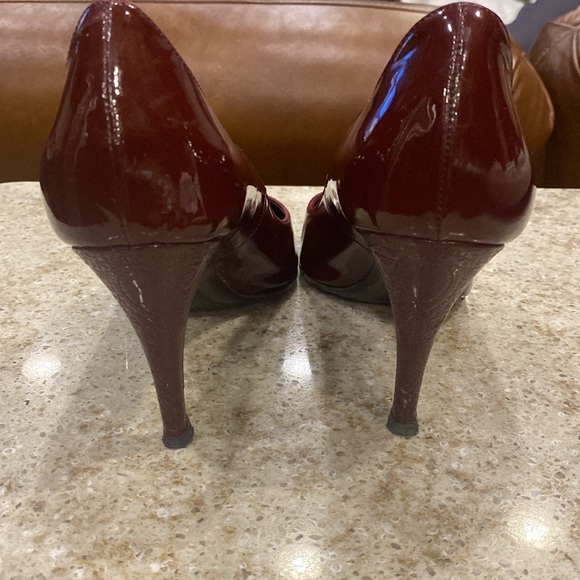 Ellie Tahari Wine Patent Pumps with Patterned Heels Size 8.5 - Picture 5 of 10